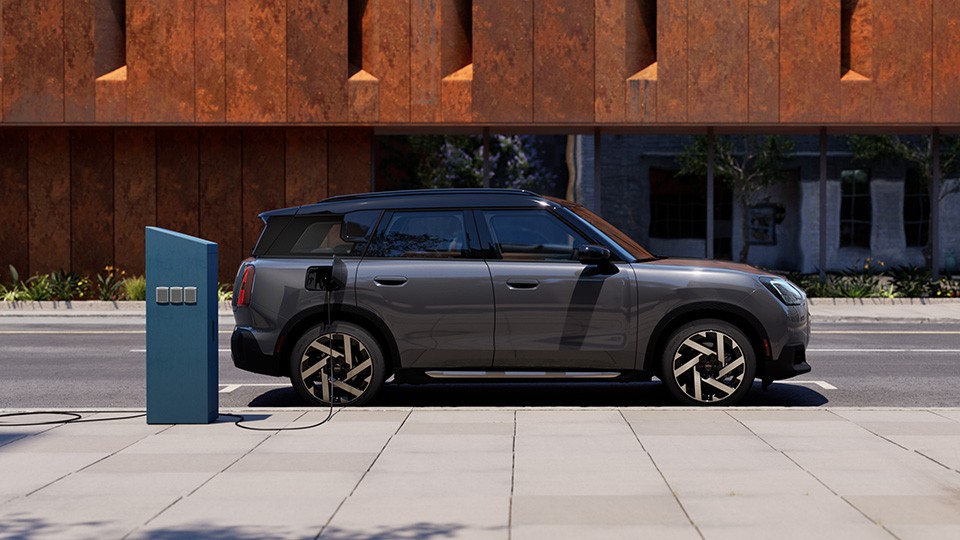 MINI Electromobility - Countryman side view